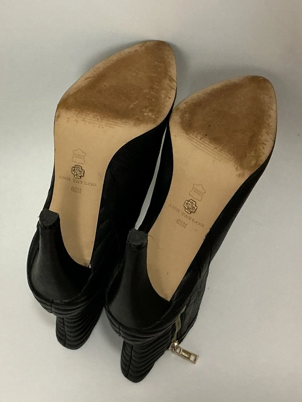 Ann Taylor Women Black Leather Kitsie side zip Ankle Bootie Size 6.5